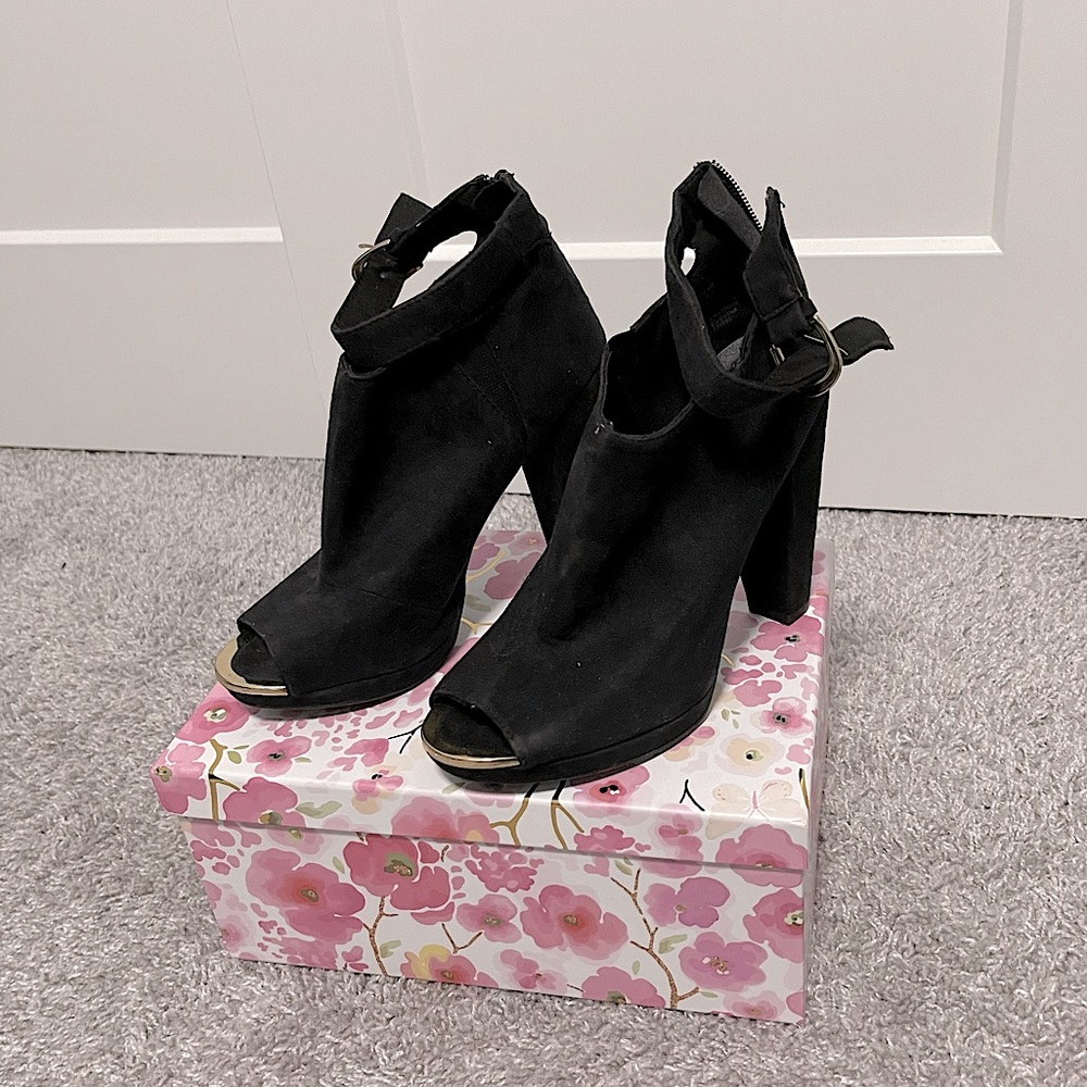 6𝒇𝒐𝒓$50 H&M Peep-toe black suede ankle boots size40(9US)